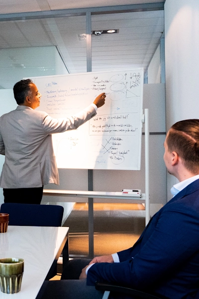 eigenaar van AKIDA tufail met werknemer peter in een vergadering