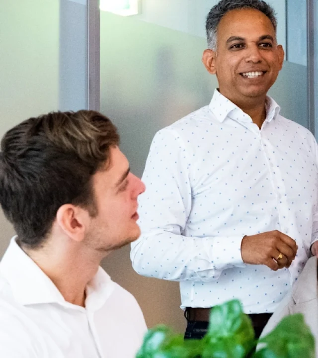 eigenaar van AKIDA tufail met werknemer bart in een vergadering