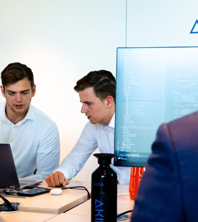 werknemers niek en bart aan het werk